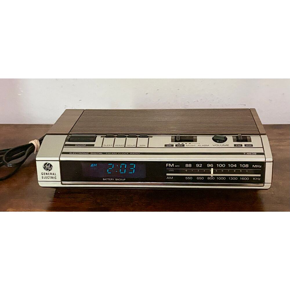 GE General Electric AM/FM Alarm Clock Radio  7-4639A Blue LED Woodgrain- Tested